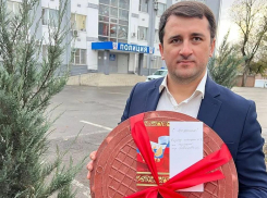 Экс-депутат Федяев подарил ростовским полицейским канализационный люк 