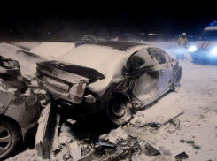 Из-за снегопада под Таганрогом столкнулись 12 машин
