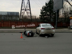 В Ростове автомобиль такси сбил скутериста
