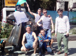 Памятник Коробейнику «принарядили» к празднику ВДВ в Ростове