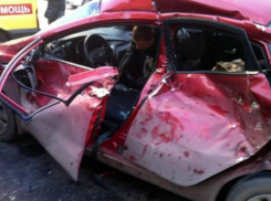 Мужчина и полуторогодовалая девочка пострадали в опрокинувшейся на скорости иномарке под Ростовом