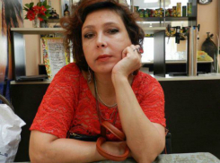 Темноволосая женщина в светлом платье пропала по дороге в аптеку в Ростовской области