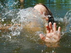 Двухлетний мальчик попал в реанимацию после падения в бассейн во дворе частного дома Ростова