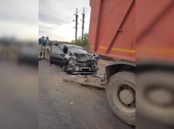 В Ростовской области после ДТП с самосвалом скончался водитель иномарки