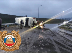 Под Ростовом опрокинулся автобус с пассажирами 