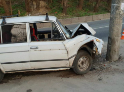 13-летняя девочка получила травмы после скоростного удара ВАЗа о столб в Ростове