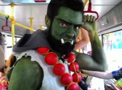 В ростовском автобусе был замечен зеленый великан 