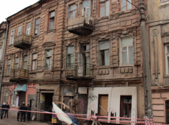 Неприглядные здания в центре Ростова могут прикрыть рекламой банка к ЧМ-2018