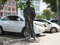 Календарь:19 лет назад по Буденновскому стал прогуливаться медный Горожанин