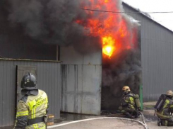 Склад с шинами загорелся в Батайске