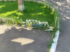 Вандал растоптал декоративный забор у жилого дома в Ростове