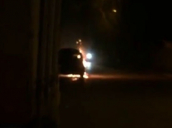 Отчаянно кричащий хозяин горящей иномарки в Ростове попал на видео 