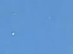 Замершие в ясном безоблачном небе НЛО удивленные ростовчане сняли на видео