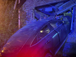 Пьяная автоледи протаранила жилой дом в Ростовской области