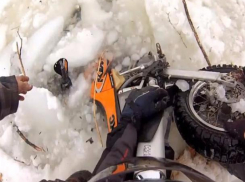 Мужчина на мотоцикле провалился под лед на реке Маныч и погиб