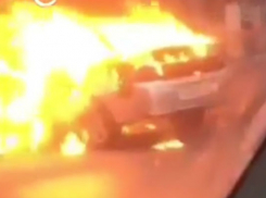 Полыхающий автомобиль в центре Ростова-на-Дону попал на видео