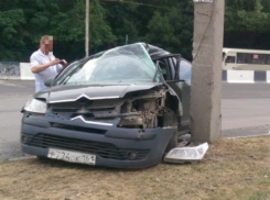 В Ростове на улице Штахановского Citroen врезался в столб