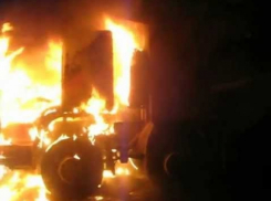 КамАЗ-мусорщик сгорел ночью в Ростове