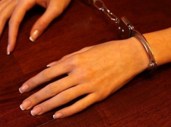 41-летнюю жительницу Ростовской области поймали на краже рекламного баннера 