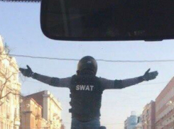 Катавшийся стоя на мотоцикле бесстрашный байкер вызвал жаркую дискуссию у жителей Ростова