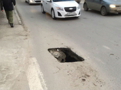 Опасный провал на дороге шокировал автолюбителей Ростова-на-Дону