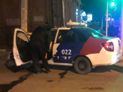Два автомобиля после столкновения вылетели на тротуар в центре Ростова