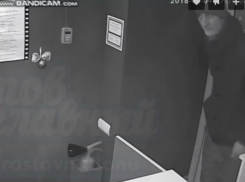 Ростовчане ищут чистоплотного любителя чужих сумок, засветившего лицо на камеру 