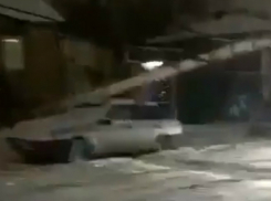 Потерявший управление КамАЗ обрушил опору ЛЭП на припаркованную легковушку в центре Ростова