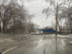 Жители Ростова продолжают активно жаловаться на гололед и аварийные ситуации