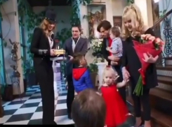 Звездная чета ростовчан Дибровых водили хоровод в замке Пугачевой и Галкина 