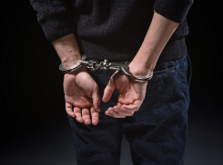 В Ростовской области мужчина совратил 13-летнюю школьницу в машине 