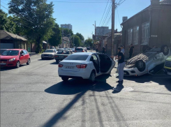 В Ростове легковушка перевернулась на крышу после столкновения с другим автомобилем