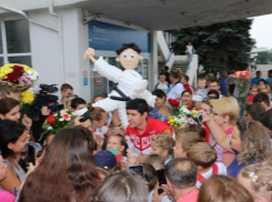 Алексея Денисенко в ростовском аэропорту поблагодарили за серебряную медаль Олимпийских игр