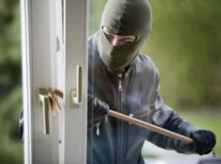 Из дома уехавших в отпуск хозяев домушник вынес украшений на полмиллиона рублей в Ростовской области