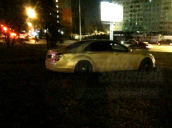 Двое мужчин бросили шикарный «Мерседес» без номеров после ДТП на кольце в Ростове