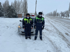 Полицейские помогли водителю, машина которого застряла на заснеженной трассе в Ростовской области