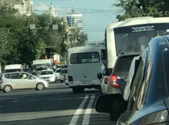 «Рвущийся к победе» через «двойную сплошную» по центру Ростова маршрутчик вызвал возмущение у горожан
