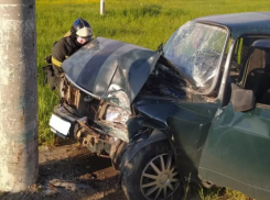 В Ростовской области 71-летний водитель влетел в опору ЛЭП и погиб