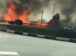 Экстремально объятая пламенем автотрасса попала на видео в Ростове
