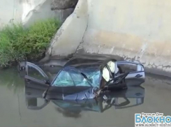 В Ростове иномарка сорвалась с моста и упала в Темерник. ВИДЕО