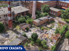 «Ждем когда дети разобьются?»: у заброшенной котельной в Ростове устроили свалку, где играет ребятня