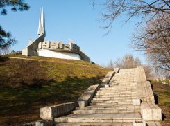 Подростки из Новочеркасска осквернили «Курган Славы» погибшим в ВОВ 