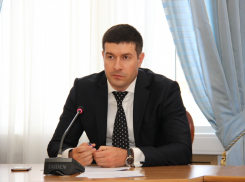 Депутат гордумы Ростова зарабатывает в пять раз меньше супруги и ездит на ее автомобилях