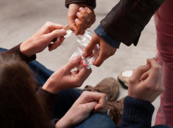 В Ростовской области мужчина угостил 15-летних девочек наркотиками получил 14 лет тюрьмы