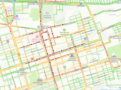 Из-за перевернувшегося грузовика с щебнем в центре Ростова образовалась огромная пробка