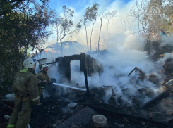 В Таганроге спасатели тушат большой пожар с повышенным рангом опасности