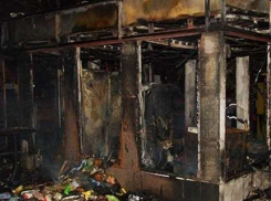 В Шахтах двое горожан спалили дотла три торговых павильона