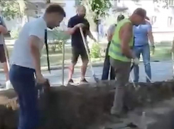 Член КПРФ из Азова пытался закопать яму, в которой находились археологи