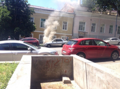 Несколько автомобилей горели в центре Ростова 