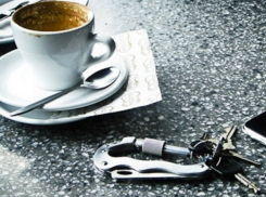 Мужчина украл дорогой «Мерседес» у рассеянной автоледи в Ростове